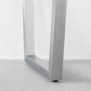 KANADEMONOのレッドオーク天板とトラペゾイド型ステンレス脚を組み合わせたシンプルなテーブル（脚）
