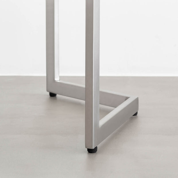 KANADEMONOのホワイトアッシュ天板にWラインのステンレス脚を合わせた、シンプルで華やかさのあるテーブル（脚）
