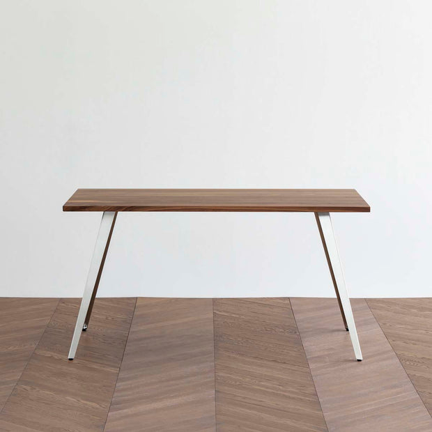 Gemoneのウォルナット天板とフラットピン型ステンレス脚を組み合わせた重厚感のあるテーブル1