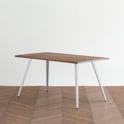 Gemoneのウォルナット天板とフラットピン型ステンレス脚を組み合わせた重厚感のあるテーブル