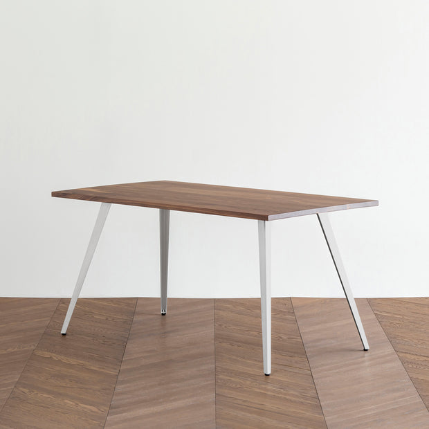 Gemoneのウォルナット天板とフラットピン型ステンレス脚を組み合わせた重厚感のあるテーブル