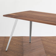 Gemoneのウォルナット天板とフラットピン型ステンレス脚を組み合わせた重厚感のあるテーブル2