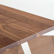 Gemoneのウォルナット天板とフラットピン型ステンレス脚を組み合わせた重厚感のあるテーブルの角