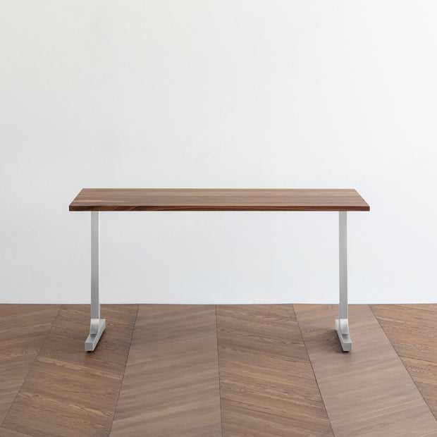 Gemoneのウォルナット天板とIライン型ステンレス脚を組み合わせた重厚感のあるテーブル1