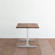 Gemoneのウォルナット天板とIライン型ステンレス脚を組み合わせた重厚感のあるテーブルの側面