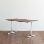 Gemoneのウォルナット天板とIライン型ステンレス脚を組み合わせた重厚感のあるテーブル