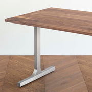 Gemoneのウォルナット天板とIライン型ステンレス脚を組み合わせた重厚感のあるテーブル2