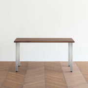 Gemoneのウォルナット天板とスクエアバー型ステンレス脚を組み合わせた重厚感のあるテーブル1