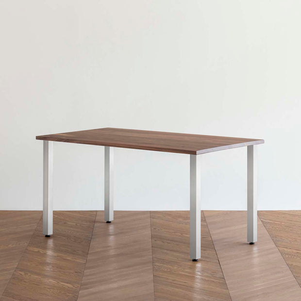 Gemoneのウォルナット天板とスクエアバー型ステンレス脚を組み合わせた重厚感のあるテーブル