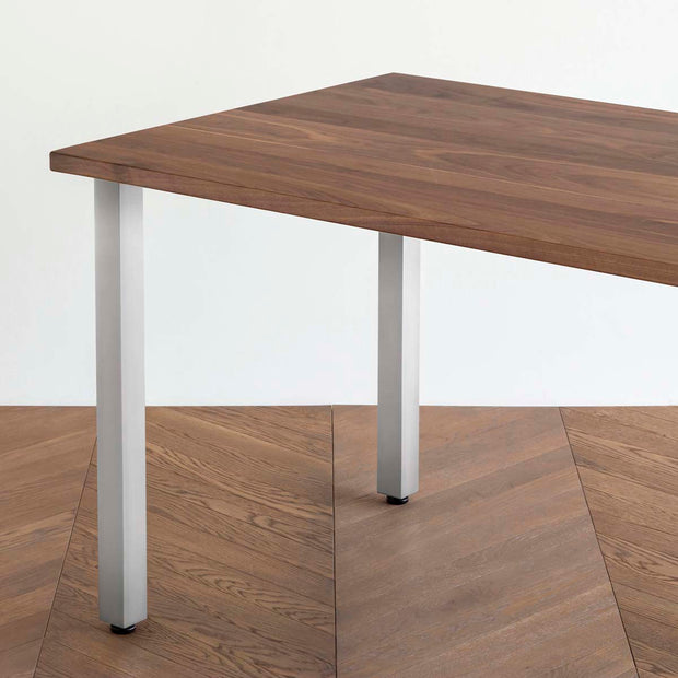 Gemoneのウォルナット天板とスクエアバー型ステンレス脚を組み合わせた重厚感のあるテーブル2