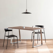 Gemoneのウォルナット天板とBell型ステンレス脚を組み合わせた重厚感のあるテーブルの使用例1