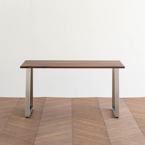 Gemoneのウォルナット天板とBell型ステンレス脚を組み合わせた重厚感のあるテーブル(正面)