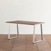 Gemoneのウォルナット天板とBell型ステンレス脚を組み合わせた重厚感のあるテーブル1