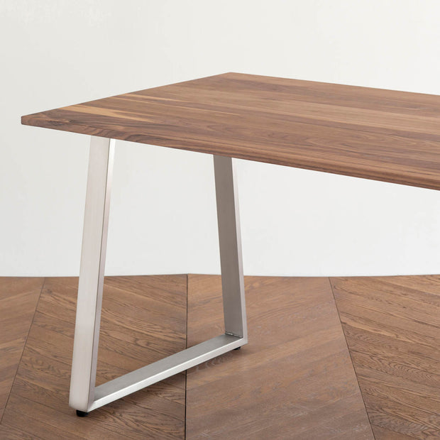 Gemoneのウォルナット天板とBell型ステンレス脚を組み合わせた重厚感のあるテーブル（斜めのアングル）