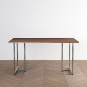 Gemoneのウォルナット天板とT型ステンレス脚を組み合わせた重厚感のあるテーブル（正面）