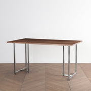 Gemoneのウォルナット天板とT字型のステンレス脚を組み合わせたテーブル