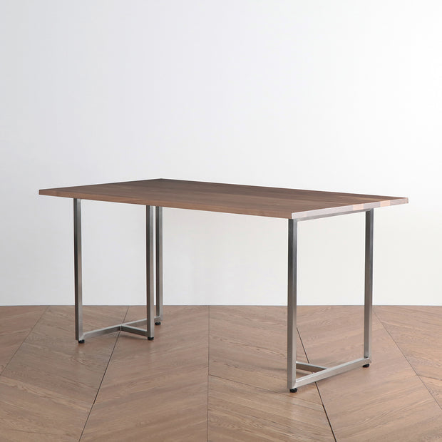 Gemoneのウォルナット天板とT型ステンレス脚を組み合わせた重厚感のあるテーブル