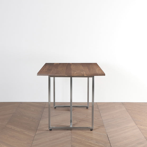 Gemoneのウォルナット天板とT型ステンレス脚を組み合わせた重厚感のあるテーブル（横向き）