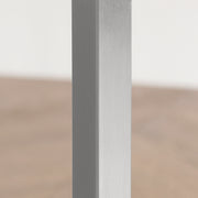 Gemoneのウォルナット天板とT型ステンレス脚を組み合わせた重厚感のあるテーブル（チューブ）