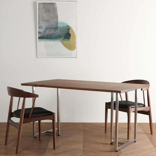 Gemoneのウォルナット天板とT型ステンレス脚を組み合わせた重厚感のあるテーブルの使用例1