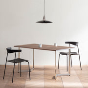 Gemoneのラバーウッド材の天板とW型ステンレス脚を組み合わせた重厚感のあるテーブルの使用例1
