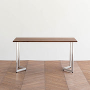 Gemoneのウォルナット天板とW型ステンレス脚を組み合わせた重厚感のあるテーブル2