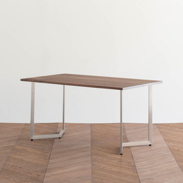 Gemoneのウォルナット天板とW型ステンレス脚を組み合わせた重厚感のあるテーブル1