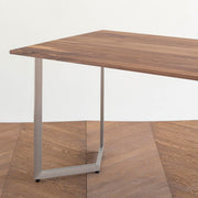 Gemoneのウォルナット天板とW型ステンレス脚を組み合わせた重厚感のあるテーブル3
