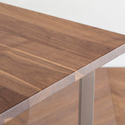 Gemoneのウォルナット天板とW型ステンレス脚を組み合わせた重厚感のあるテーブル(天板・クローズアップ)