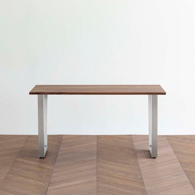 Gemoneのウォルナット天板とトラペゾイド型ステンレス脚を組み合わせた重厚感のあるテーブル1
