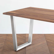 Gemoneのウォルナット天板とトラペゾイド型ステンレス脚を組み合わせた重厚感のあるテーブル2
