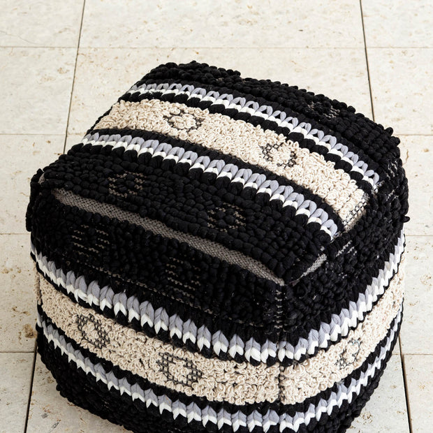 編み方に変化をつけた個性的なデザインがおしゃれなブラックを基調としたクッションスツール（座面）