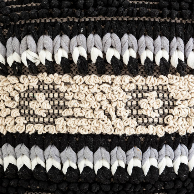 編み方に変化をつけた個性的なデザインがおしゃれなブラックを基調としたクッションスツール（側面）