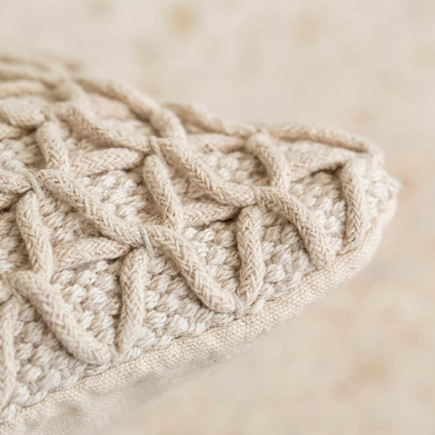 ハンドメイドの立体的な編み目が温かみのあるベージュのクッション（角）