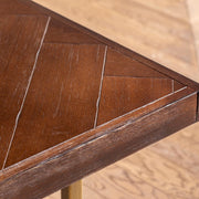 天板のヘリンボーン柄が印象的なアンティーク調のコーヒーテーブル（天板・クローズアップ1）