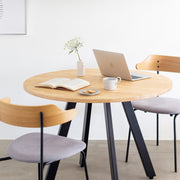 かなでもののラバーウッドの天板とマットブラックの4pinアイアン脚を組み合わせたすっきりとしたデザインの直径100cmのカフェテーブルの使用例4
