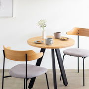 かなでものラバーウッドナチュラルの天板とマットブラックの3pinアイアン脚を組み合わせたすっきりとしたデザインのカフェテーブルの使用例2
