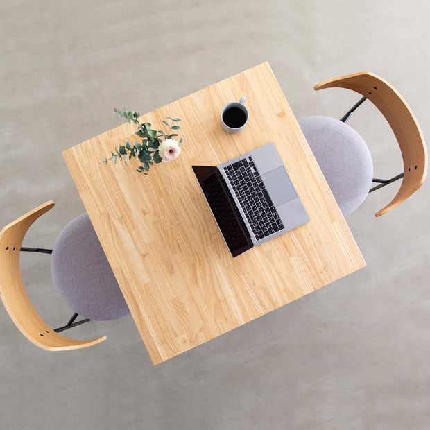 かなでもののラバーウッド材のスクエア天板Naturalとマットブラックの4pinアイアン脚を組み合わせたすっきりとしたデザインのカフェテーブルの使用例5