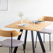 かなでもののラバーウッド材のスクエア天板Naturalとマットブラックの4pinアイアン脚を組み合わせたすっきりとしたデザインのカフェテーブルの使用例7