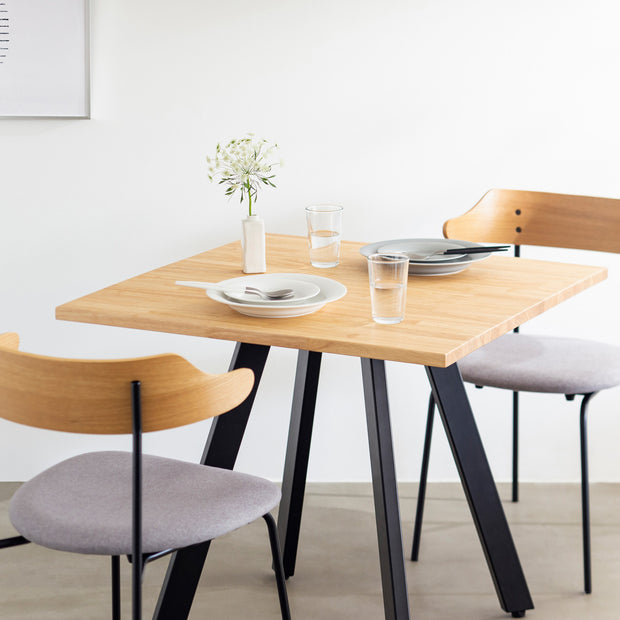 かなでもののラバーウッド材のスクエア天板Naturalとマットブラックの4pinアイアン脚を組み合わせたすっきりとしたデザインのカフェテーブルの使用例7