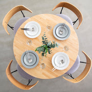 Kanademonoのラバーウッドナチュラル天板とトライアングルホワイト脚4本を組み合わせたラウンド型のカフェテーブル（使用例5）