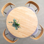 かなでもののラバーウッドの天板とマットブラックの4pinアイアン脚を組み合わせたすっきりとしたデザインの直径100cmのカフェテーブルの使用例5