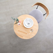 Kanademonoのラバーウッド ・ナチュラル天板とスマートなデザインのトライポッド脚を組み合わせたカフェテーブルの使用例4