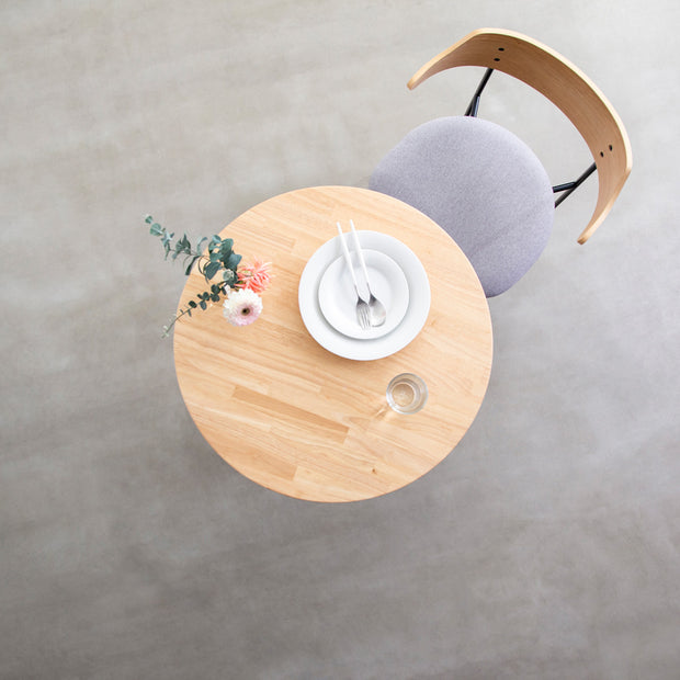 かなでもののラバーウッドの天板とホワイトの4pinアイアン脚を組み合わせたすっきりとしたデザインの直径65cmのカフェテーブル（使用例4）