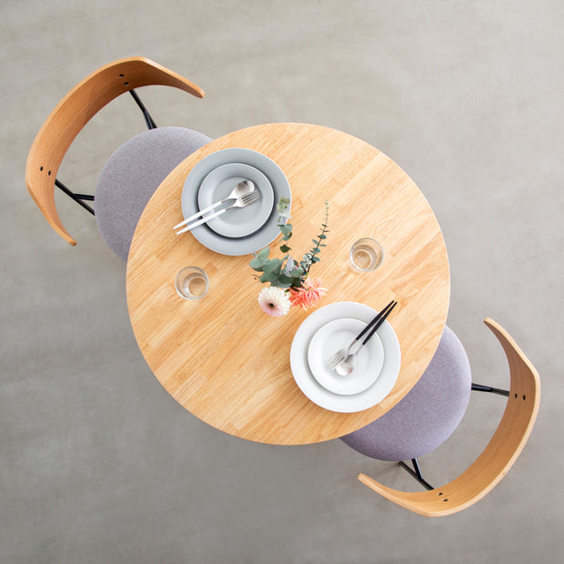 Kanademonoラバーウッド・ナチュラルのラウンド天板と三角のチューブが華やかなアイアン脚3本を組み合わせたカフェテーブルの使用例3