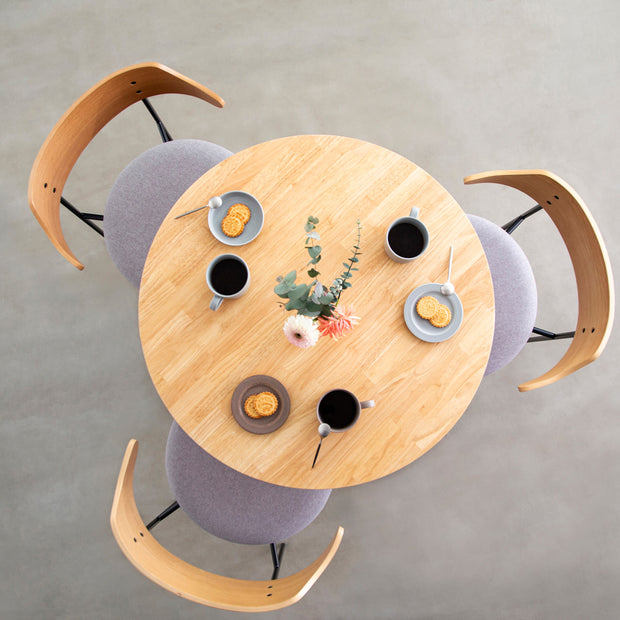 Kanademonoラバーウッド・ナチュラルのラウンド天板とデザイン性の高いXラインの脚を組み合わせたカフェテーブルの使用例6
