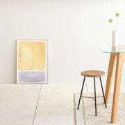 KANADEMONOのイエローとグレーの水彩がお部屋の雰囲気を明るくするアートA2＋ゴールドフレーム（床置き使用例）