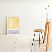 KANADEMONOのイエローとグレーの水彩がお部屋の雰囲気を明るくするアートA2＋ホワイトフレーム（床置き使用例）