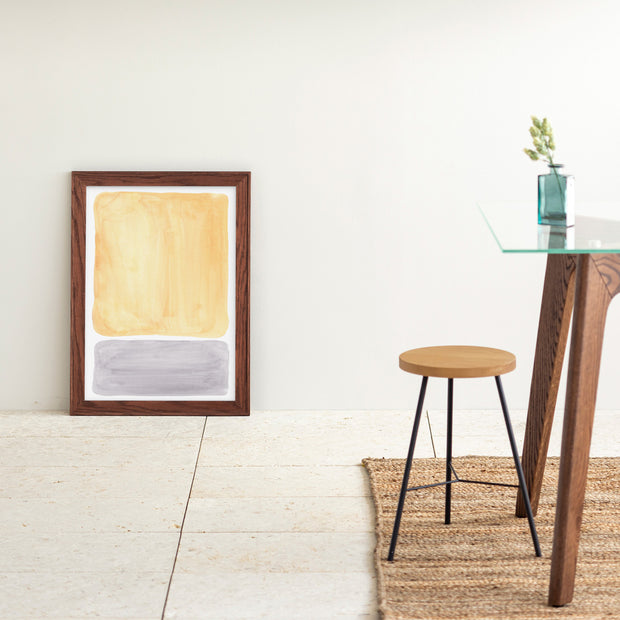 KANADEMONOのイエローとグレーの水彩がお部屋の雰囲気を明るくするアートA2＋ブラウンフレーム（床置き使用例）
