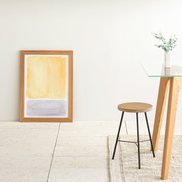 KANADEMONOのイエローとグレーの水彩がお部屋の雰囲気を明るくするアートA2＋ナチュラルフレーム（床置き使用例）